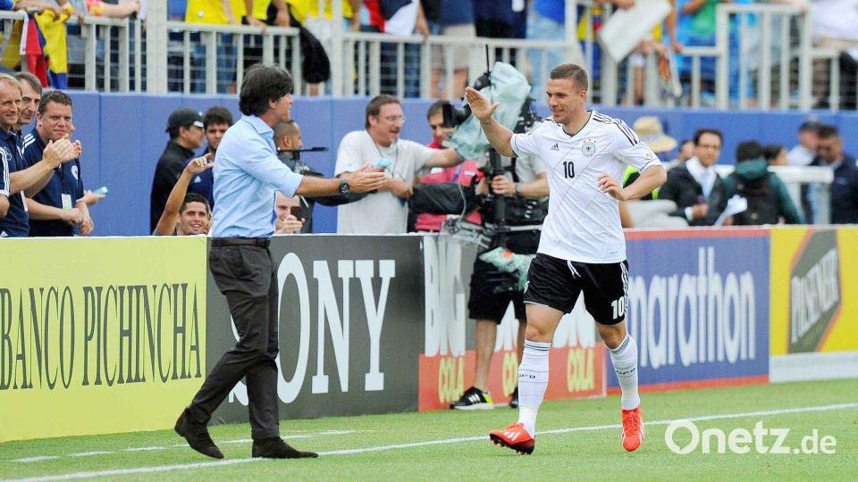 Lukas Podolski klatscht nach seinem Tor nach acht Sekunden mit Bundestrainer Joachim Löw ab. (Archivbild) Bild: picture alliance / dpa