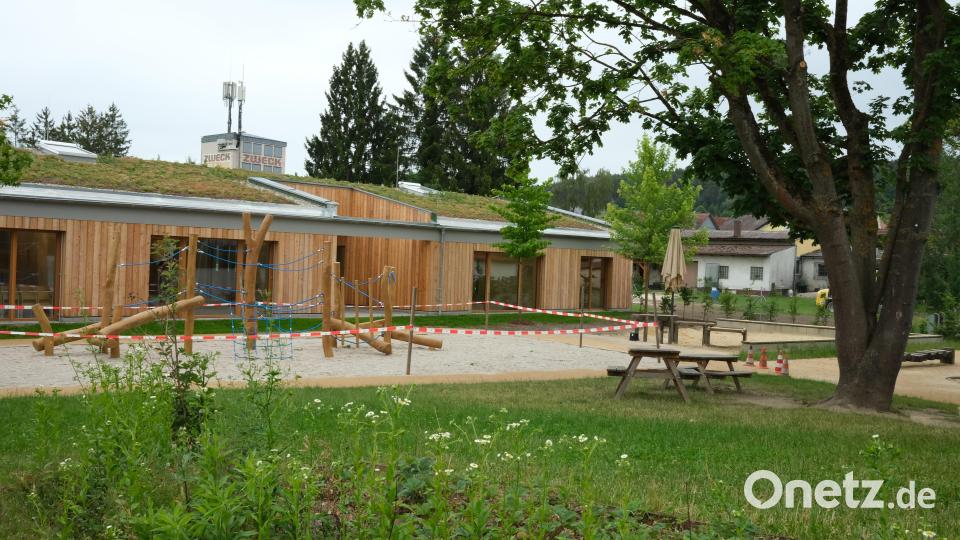 Die Stadt Schwandorf investierte 2,5 Millionen Euro in den Anbau für den Kindergarten "Storchenwiese" in Fronberg, der am 1. September in Betrieb geht. Bild: Rudolf Hirsch