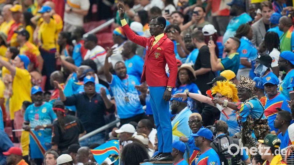 Der kongolesische Fan Michel Nkuka Mboladinga posiert als Statue. Bild: Fernando Llano/AP/dpa