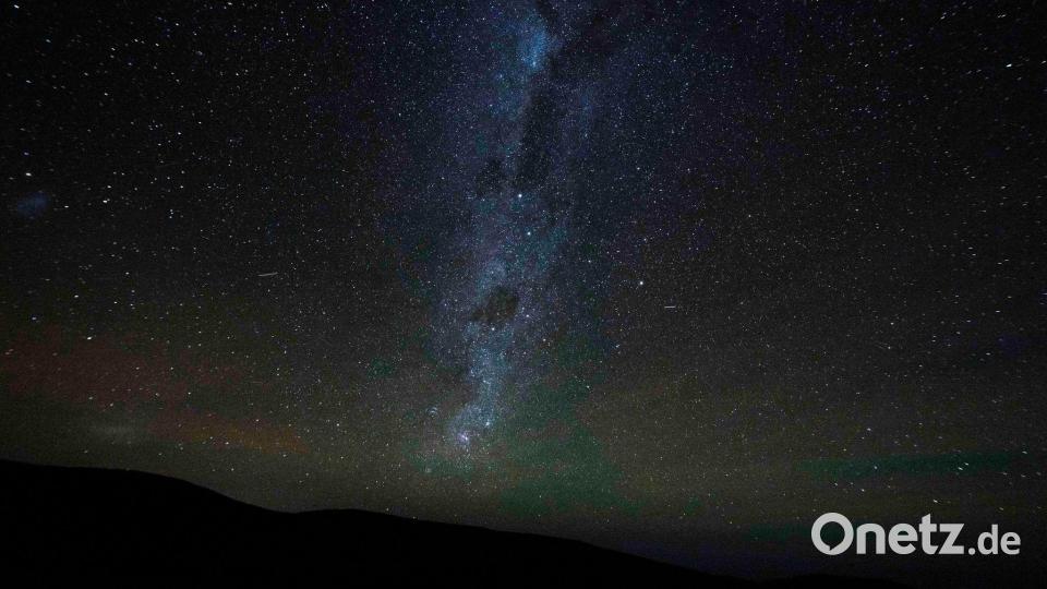 Die Milchstraße erstreckt sich über den Nachthimmel - hier von der Atacama-Wüste aus gesehen. (Archivbild) Bild: Esteban Felix/AP/dpa