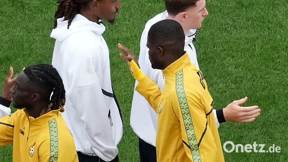 Ghanas Thomas Partey(rechts) nach der Hymne neben Englands Djed Spence. Bild: Nick Potts/PA Wire/dpa