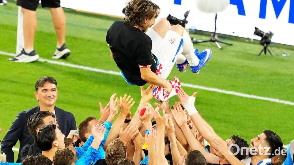 Luka Modric wurde von seinen Teamkollegen für sein 200. Länderspiel gefeiert. Bild: Chris Young/Canadian Press via ZUMA Press/dpa