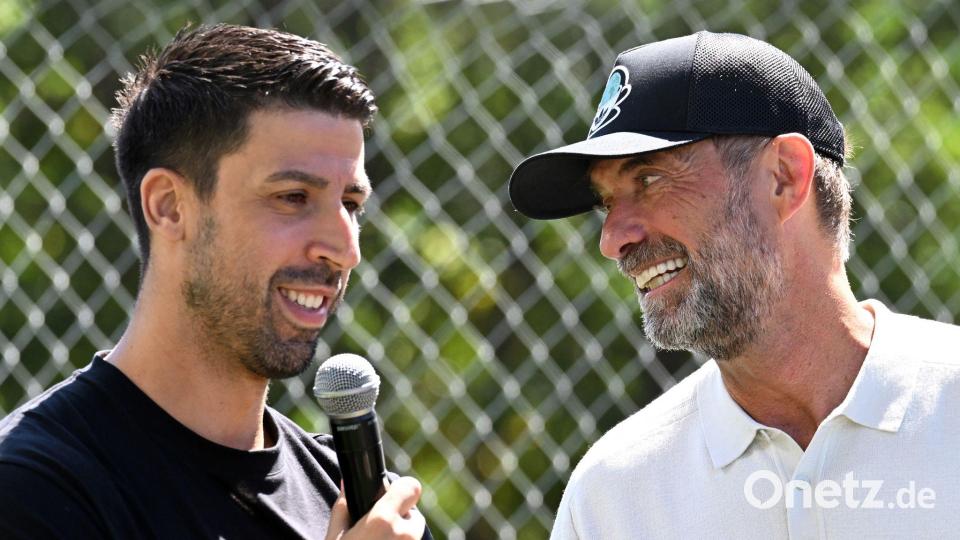 Jürgen Klopp (r.) beim Plausch mit 2014er-Weltmeister Sami Khedira. Bild: Federico Gambarini/dpa