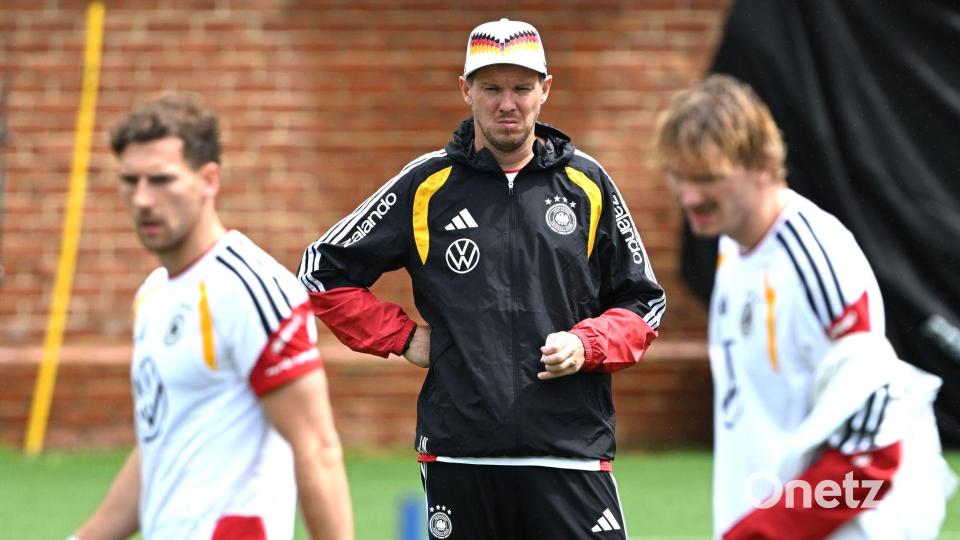 Bundestrainer Nagelsmann schaut im Training bei Woltemade (r.) und Goretzka (l.) ganz genau hin. Bild: Federico Gambarini/dpa