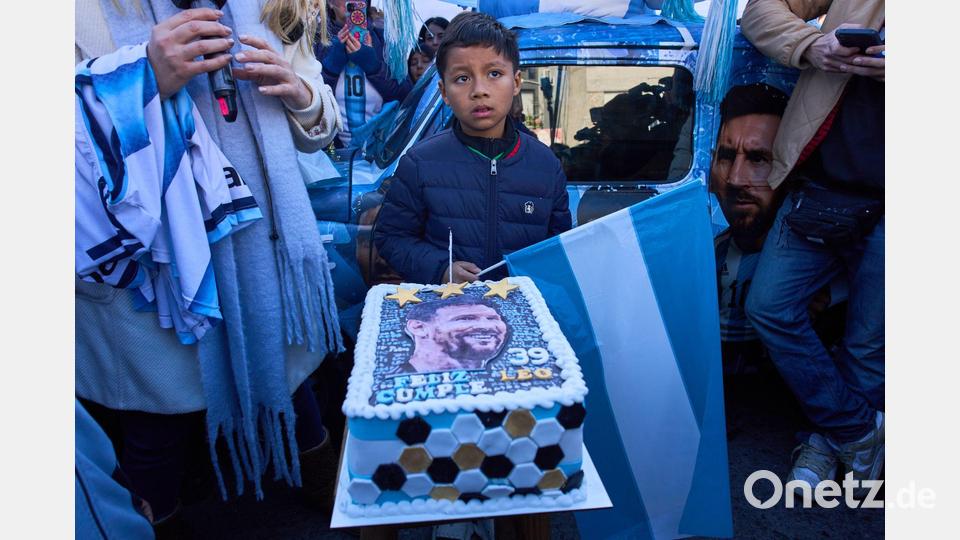 Egal wo: Es wird Messis Geburstag gefeiert. Bild: Rodrigo Abd/AP/dpa
