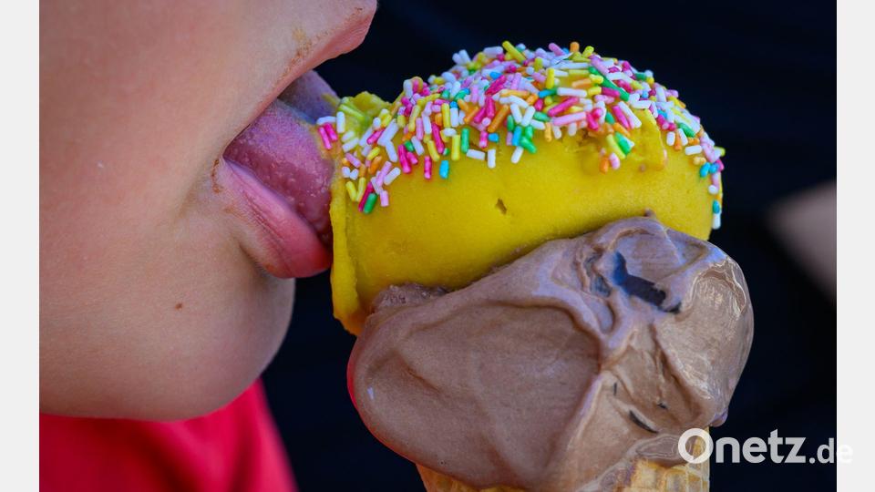 Wie lecker schmeckt ein kaltes Eis an so einem heißen Tag. Bild: Patrick Pleul/dpa