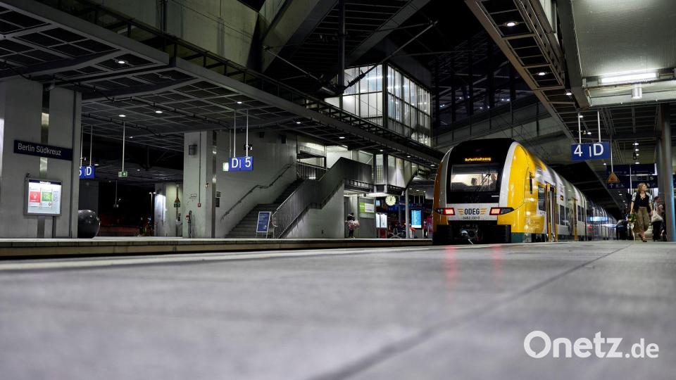 Fahrgäste saßen an den Bahnhöfen fest. Bild: Michael Ukas/dpa