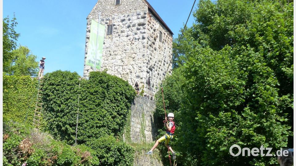 Die Alpenvereinsjugend hatte wieder eine Seilrutsche von der Burgmauer in den Burggraben gebaut, die bei den Kindern und Jugendlichen großen Anklang fand. Bild: Josef Piehler