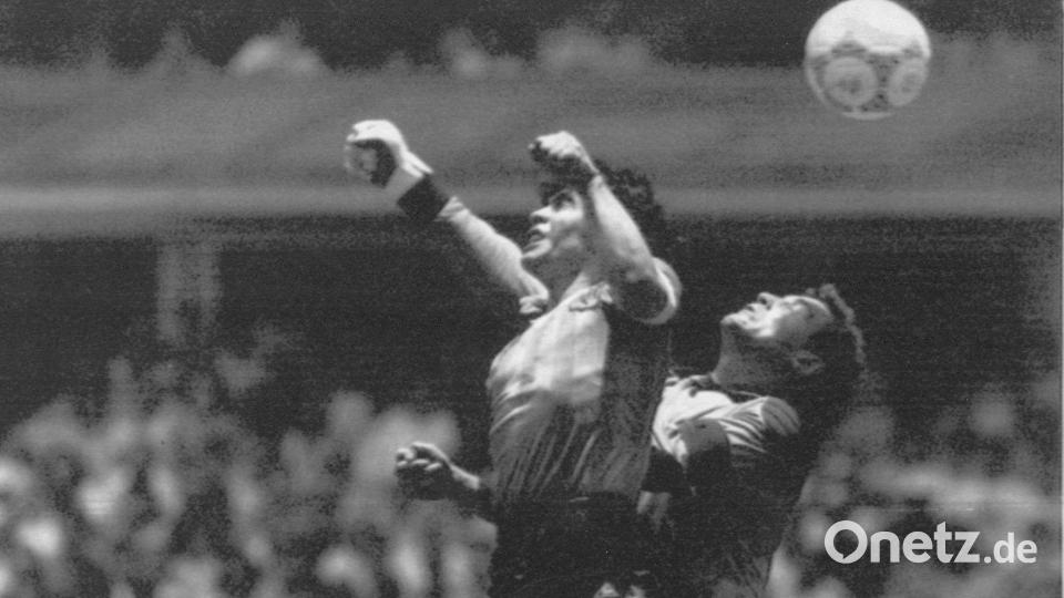 Shilton (r) gegen Maradona, WM 1986: Eine der ikonischsten Szenen der Fußball-Geschichte. (Archivbild) Bild: Uncredited/EL GRAFICO/dpa