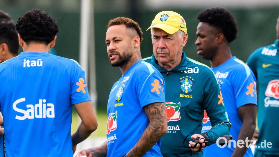 Trainer Carlo Ancelotti und Stürmerstar Neymar im Training der Brasilianer. Bild: Tom Weller/dpa