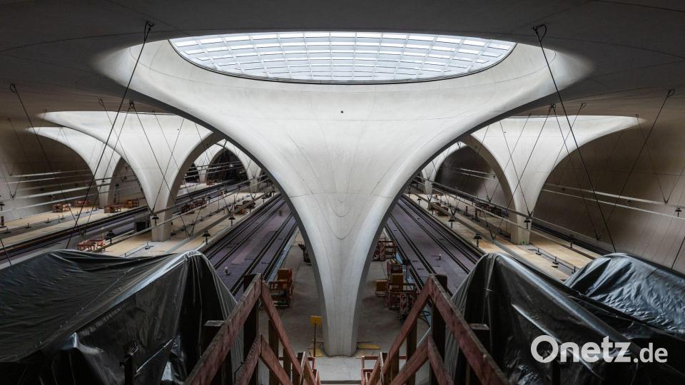 Innen sieht der Stuttgarter Tiefbahnhof recht fertig aus, bis er aber in Betrieb geht, wird es noch gut fünf Jahre dauern. (Archivbild) Bild: Christoph Schmidt/dpa