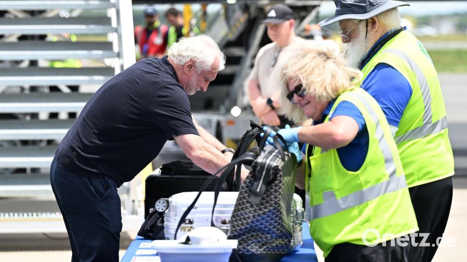 Taschenkontrolle vor dem Boarding: Sportdirektor Rudi Völler und das DFB-Team spielten erst in Houston, dann in Toronto. (Archivbild) Bild: Federico Gambarini/dpa