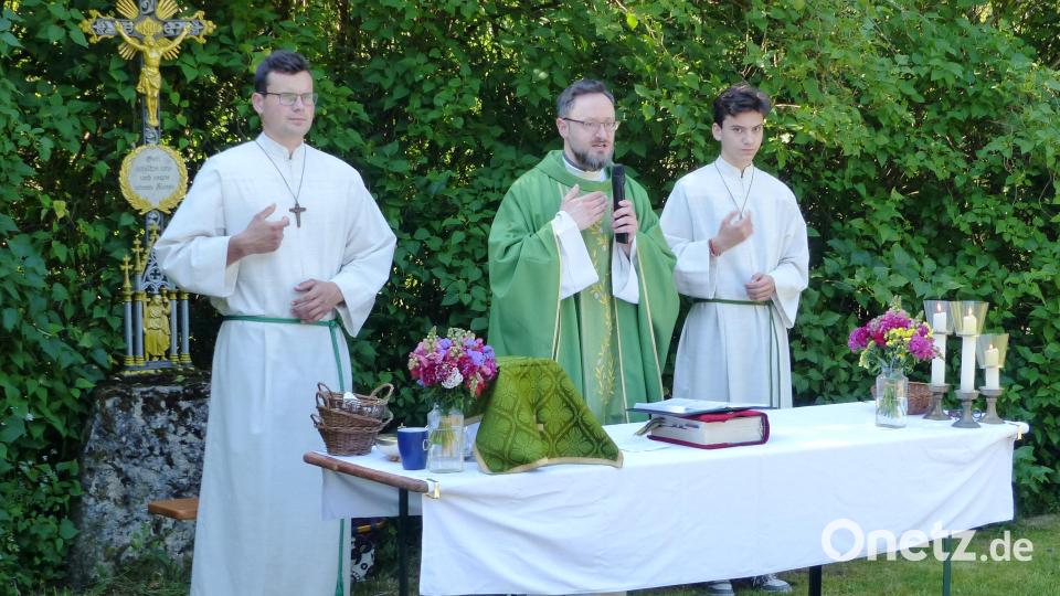 Der Kastler Pfarrer Johannes Arweck zelebrierte den Festgottesdienst beim Burgfest des Amberger Alpenvereins, Michael und Christoph Kerschensteiner ministrierten. Bild: Josef Piehler
