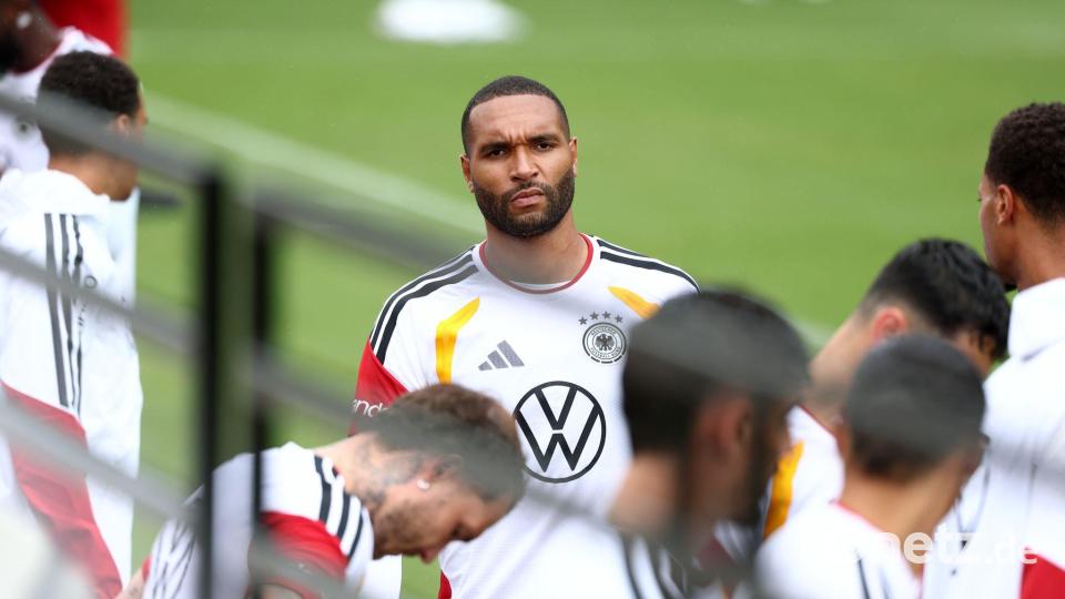 Jonathan Tah (M) beim Training vor seinem 50. Länderspiel. Bild: Jan Woitas/dpa