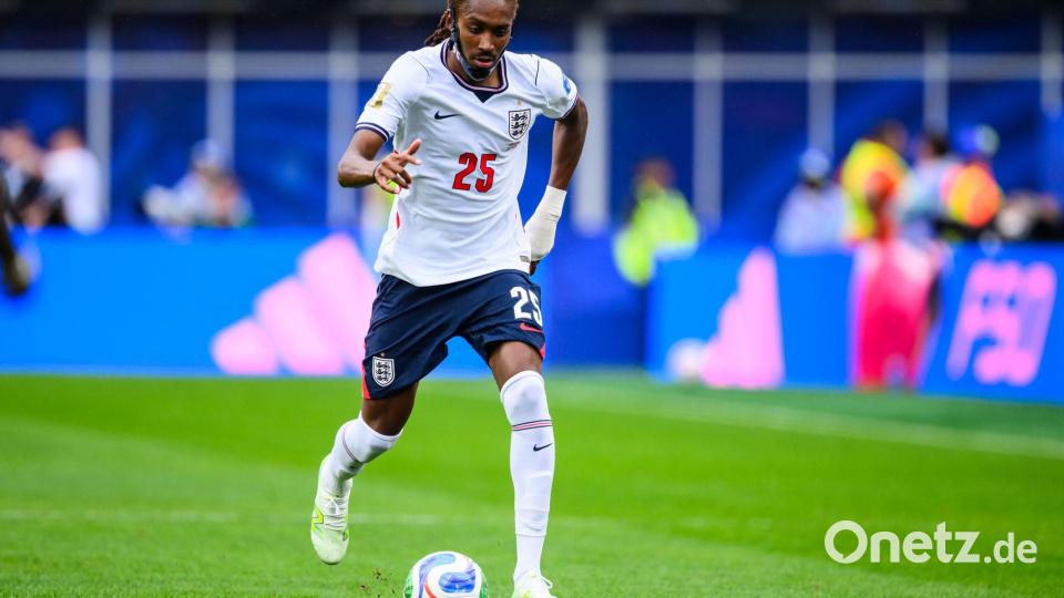 Hat er oder hat er nicht? Videos machen den Anschein, dass Englands Nationalspieler Djed Spence Ghanas Thomas Partey den handschlag verweigerte. Bild: Tom Weller/dpa