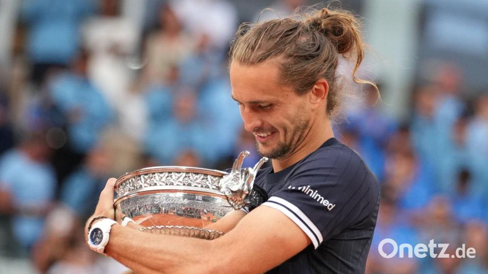 Alexander Zverev gewann in Paris seinen ersten Grand-Slam-Titel - und möchte in Wimbledon gleich nachlegen. (Archivbild) Bild: Christophe Ena/AP/dpa