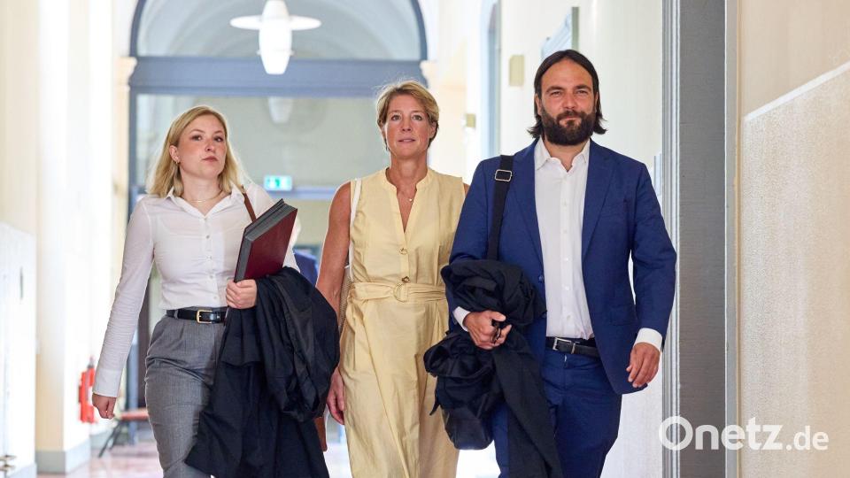 Christina Block (M.) mit ihren Verteidigern auf dem Gerichtsflur. Bild: Georg Wendt/dpa