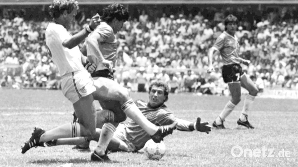 Tor des Jahrhunderts: Maradonas 2:0 gegen Shilton im selben Spiel. (Archivbild) Bild: Uncredited/AP/dpa