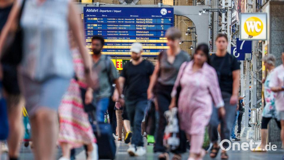 Langsam läuft der Zuverkehr wieder an nach dem bundesweiten Ausfall der Bahn. Bild: Andreas Arnold/dpa