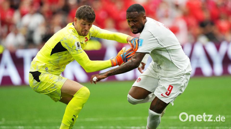 Larin versucht Kobel zu umkurven. Bild: Ethan Cairns/The Canadian Press/AP/dpa