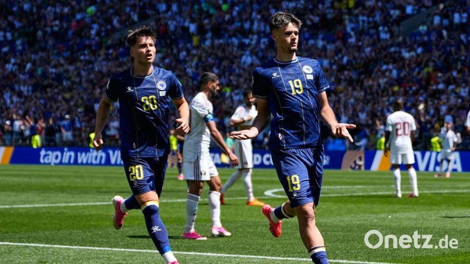 Kerim Alajbegovic (r.) brachte Bosnien-Herzegowina in Führung. Bild: Lindsey Wasson/AP/dpa