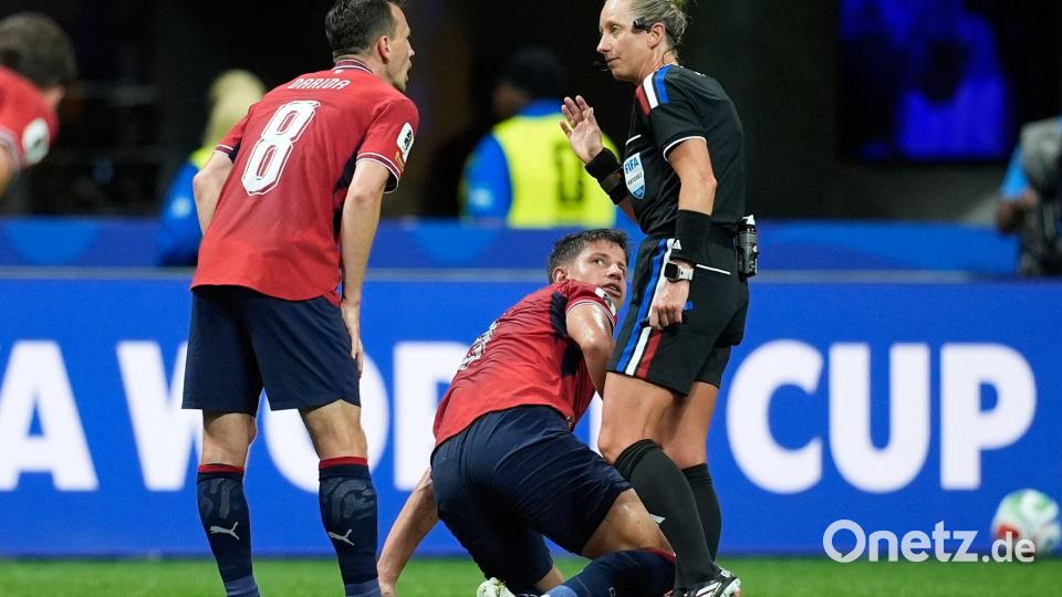 Tori Penso bei ihrem WM-Debüt im Gespräch mit tschechischen Spielern. (Archivbild) Bild: Mike Stewart/AP/dpa