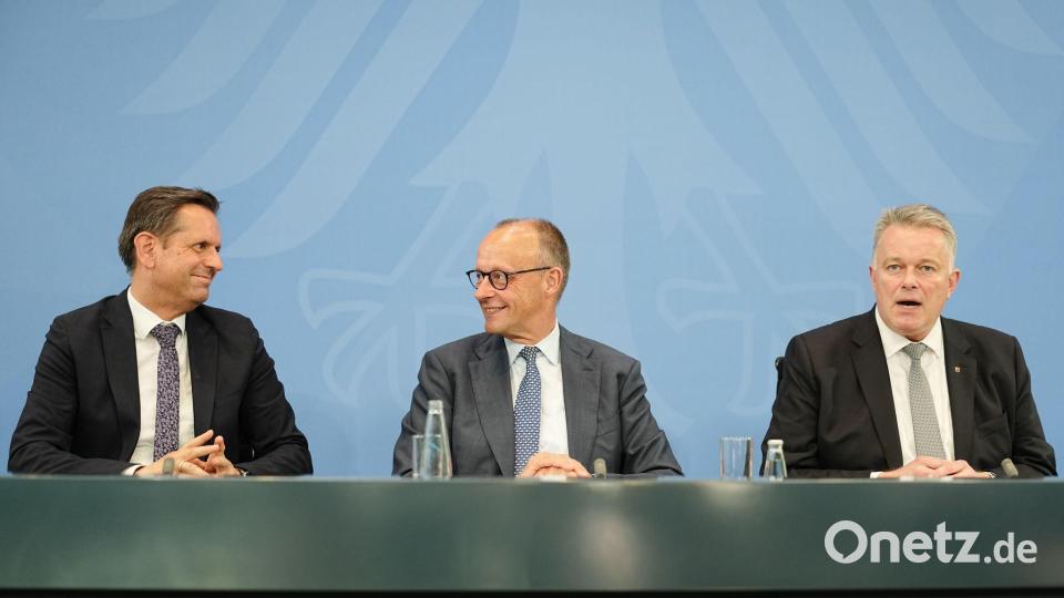 Kanzler Friedrich Merz und die Regierungschefs von Niedersachsen, Olaf Lies (l.), und Rheinland-Pfalz, Gordon Schnieder (r.), stellten die Ergebnisse vor. Bild: Kay Nietfeld/dpa