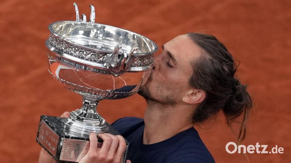 Nach dem French-Open-Sieg nimmt Alexander Zverev neuen Schwung mit nach Wimbledon. (Archivbild) Bild: Thibault Camus/AP/dpa