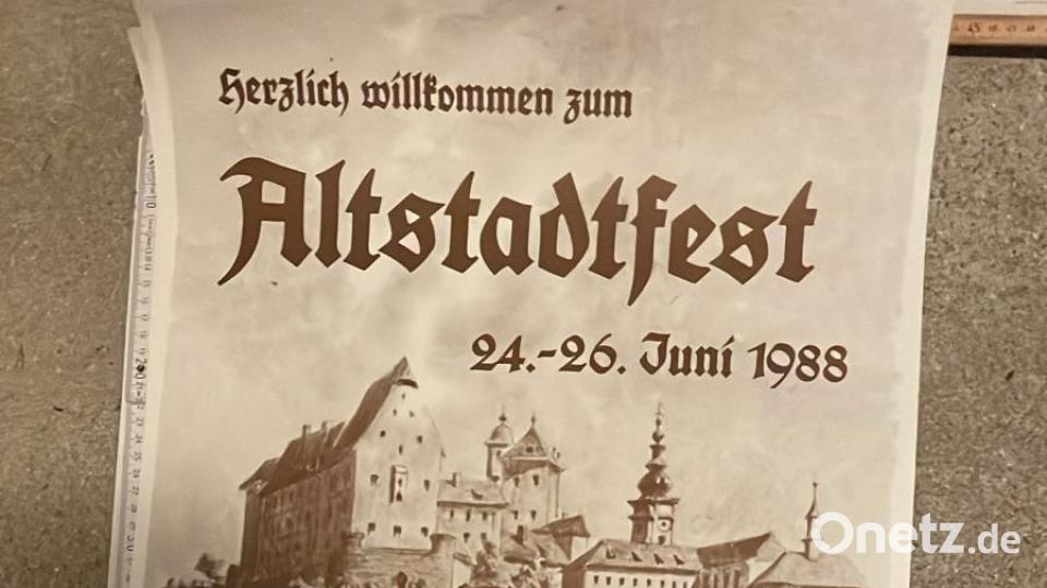 Eine Ausstellung in der Café-Bar Stadtgespräch zeigt historische Altstadtfest-Plakate. Bild: Alex Schulze