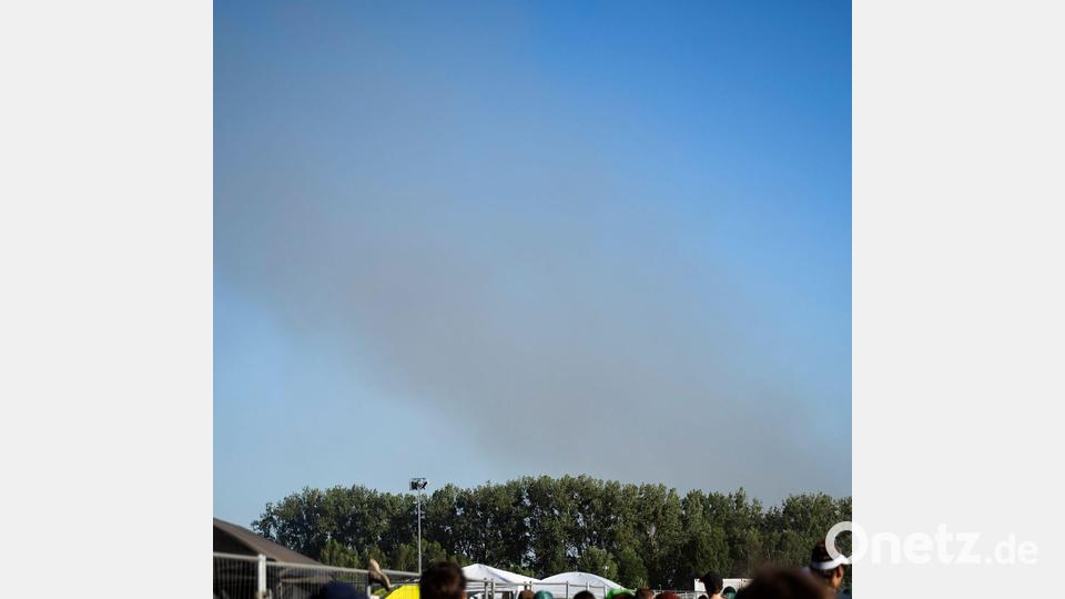 Eine Rauchsäule steigt unweit des Festivalgeländes in die Luft Bild: Philip Dulian/dpa
