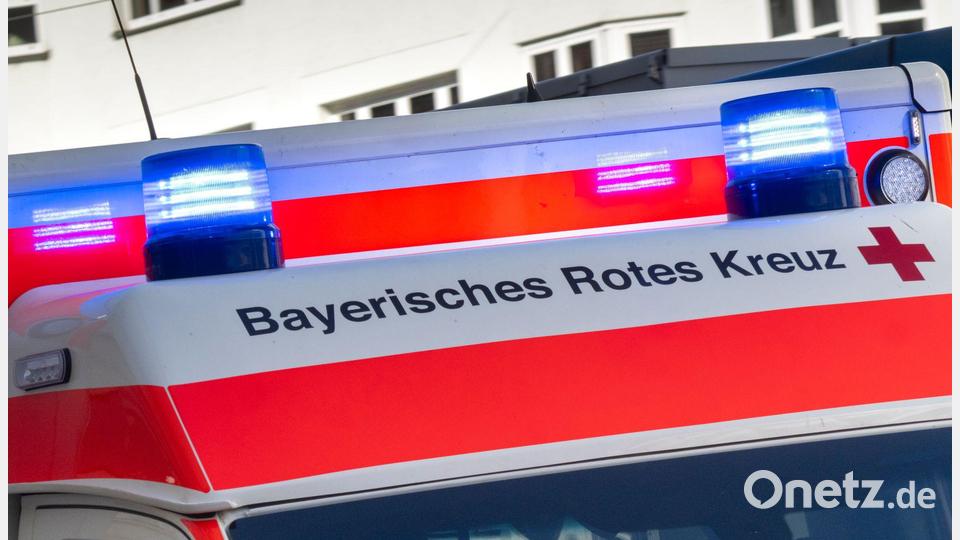 Das BRK muss öfter wegen Hitzefolgen ausrücken. (Symbolbild) Bild: Peter Kneffel/dpa