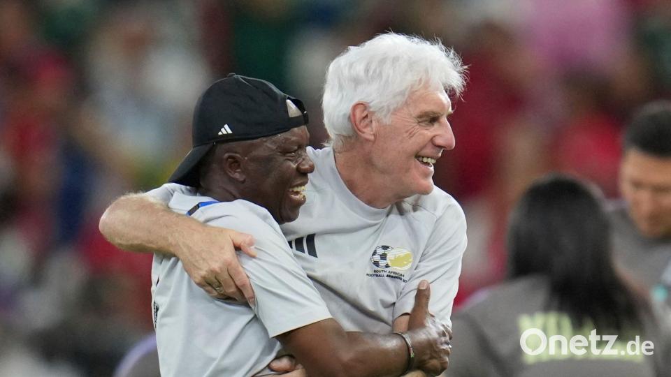 Trainer Hugo Broos (r) hat großen Anteil am historischen Erfolg Südafrikas. Bild: Matias Delacroix/AP/dpa