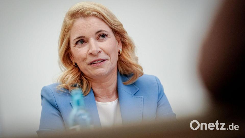 Bahnchefin Evelyn Palla will unter anderem in der Konzernleitung viele Stellen abbauen. (Archivbild) Bild: Kay Nietfeld/dpa