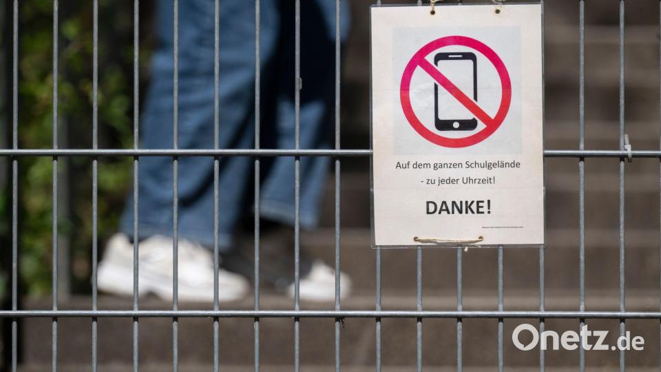 Eine Empfehlung ist, die private Nutzung von Handys im Unterricht und in Pausen bis Klasse sieben zu verbieten. (Illustration) Bild: Marijan Murat/dpa