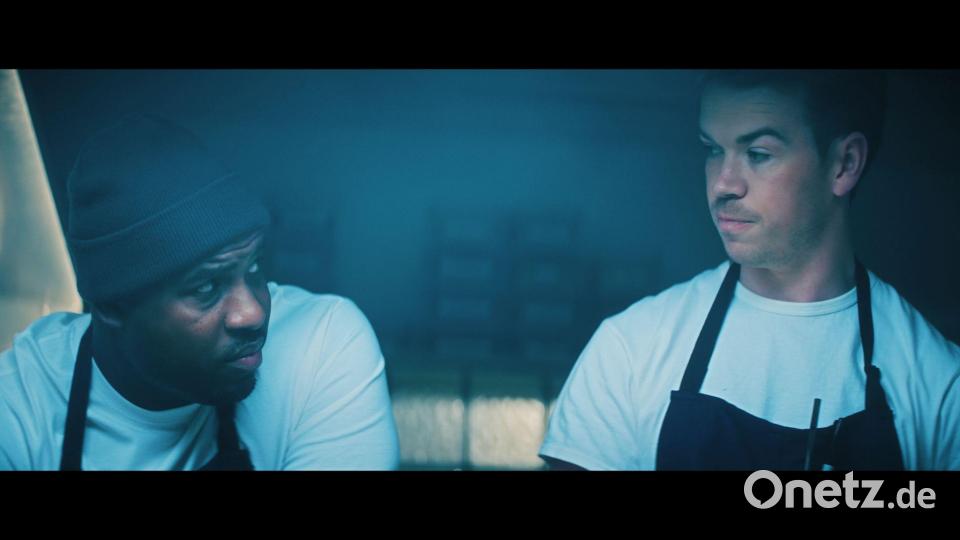 Auch zwischen Dessertkoch Marcus (Lionel Boyce, links) und seinem Kollegen und engen Vertrauten Luca (Will Poulter) ist das Verhältnis plötzlich angespannt. Bild: Disney+/dpa