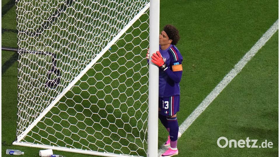 Ein vermutlich letzter Kuss für das, was irgendwie auch Ochoas Fußball-Heimat war. Bild: Eduardo Verdugo/AP/dpa
