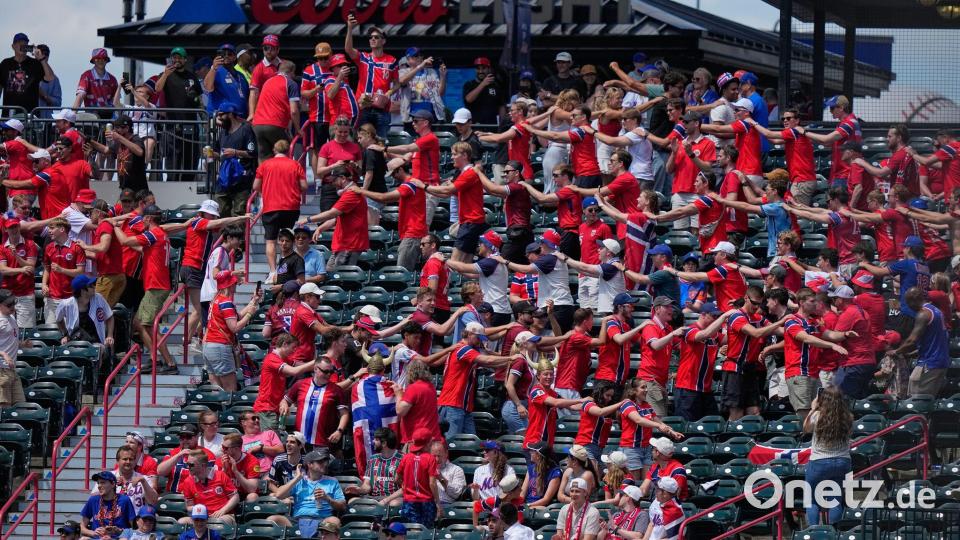 Die Fans machen eine Art Polonaise. Bild: Frank Franklin II/AP/dpa