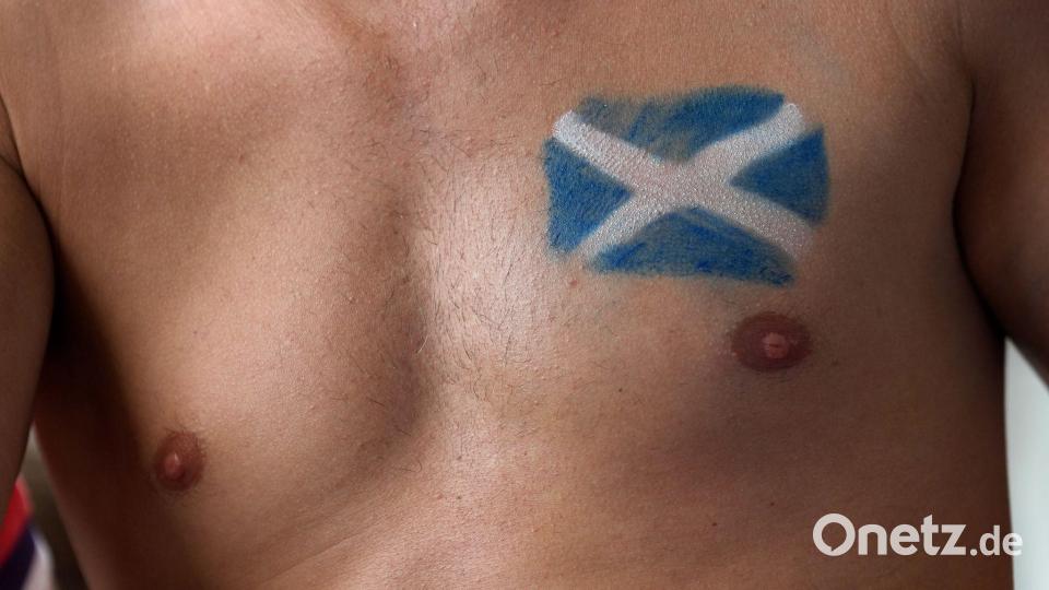 Die schottische Flagge ist beim Spiel gegen Brasilien auf die Brust eines Fans gemalt. Bild: Nick Potts/PA Wire/dpa