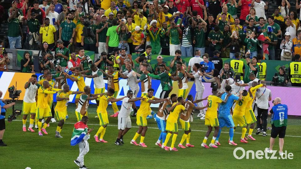 Südafrika steht erstmals in der K.-o.-Phase einer Fußball-WM. Bild: Dolores Ochoa/AP/dpa
