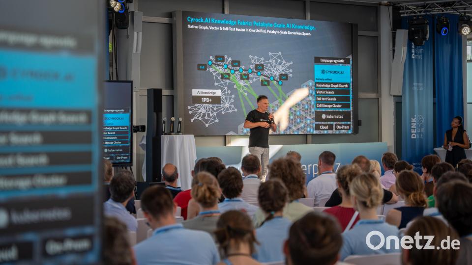 Beim Pitch-Wettbewerb hatten die Gründer fünf Minuten Zeit, die Jury von ihrer Idee zu überzeugen. Markus Kett stellte "Cyrock.AI" vor. Bild: Marina Gube