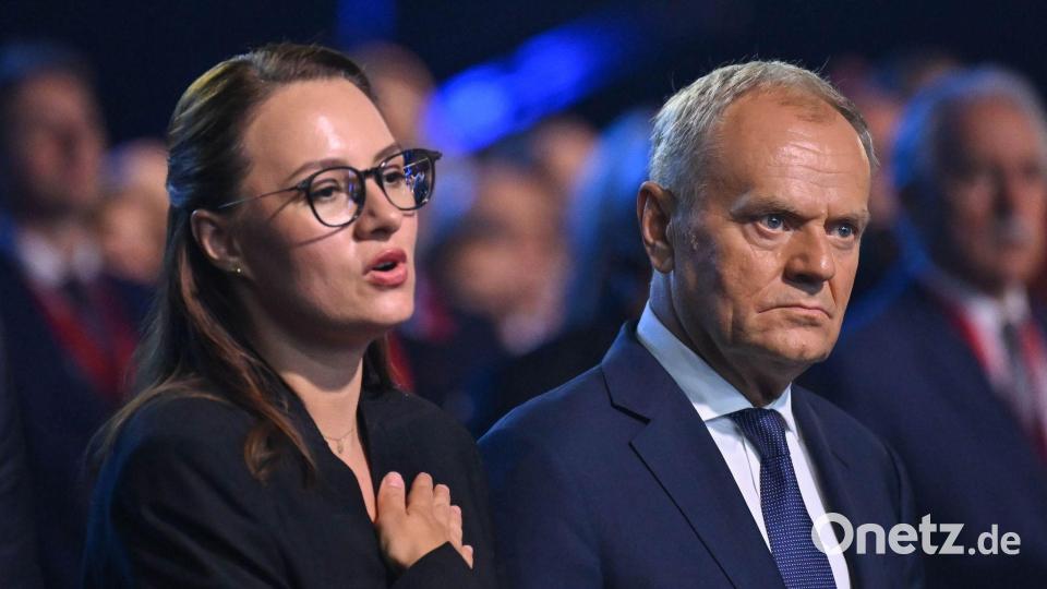 Ministerpräsidentin Swyrydenko (l.) aus Kiew vertritt Präsident Selenskyj. Bild: Adam Warzawa/PAP/dpa