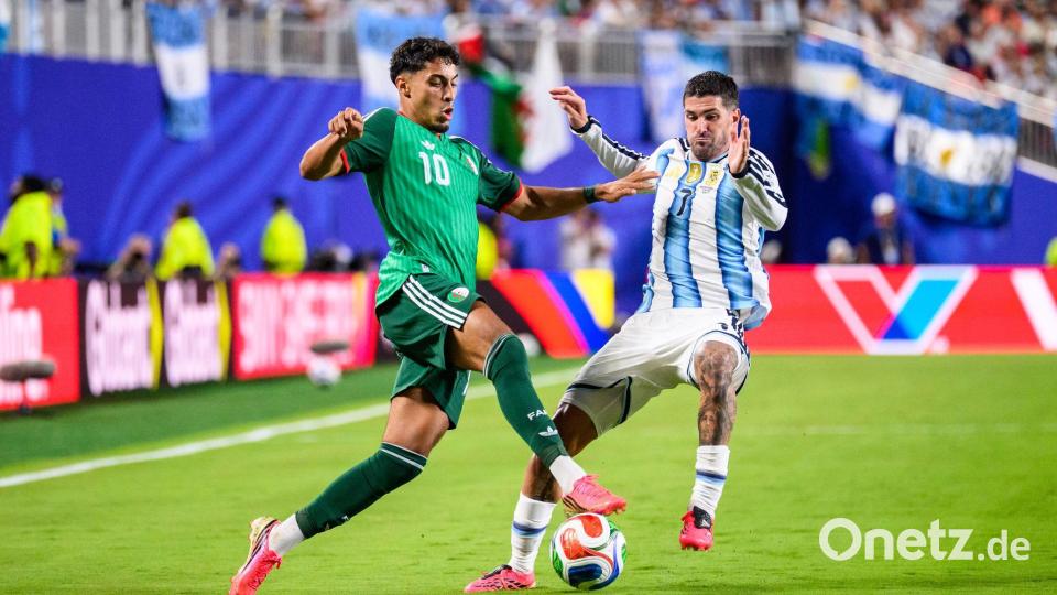 Farès Chaïbi (l) will mit Algerien in die K.o.-Phase. (Archivbild) Bild: Tom Weller/dpa