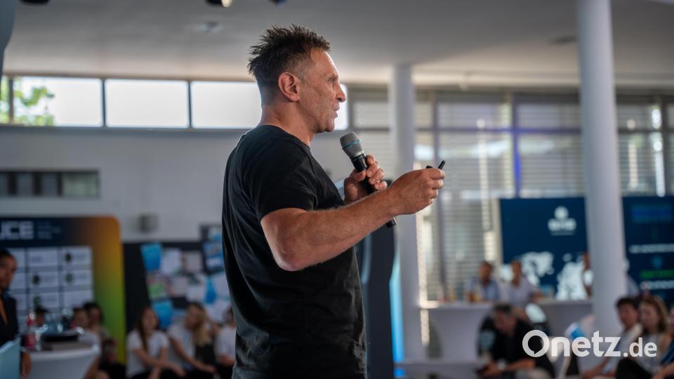 Markus Kett aus Weiden gewann mit "Cyrock.AI" den Pitch-Wettbewerb. Bild: Marina Gube