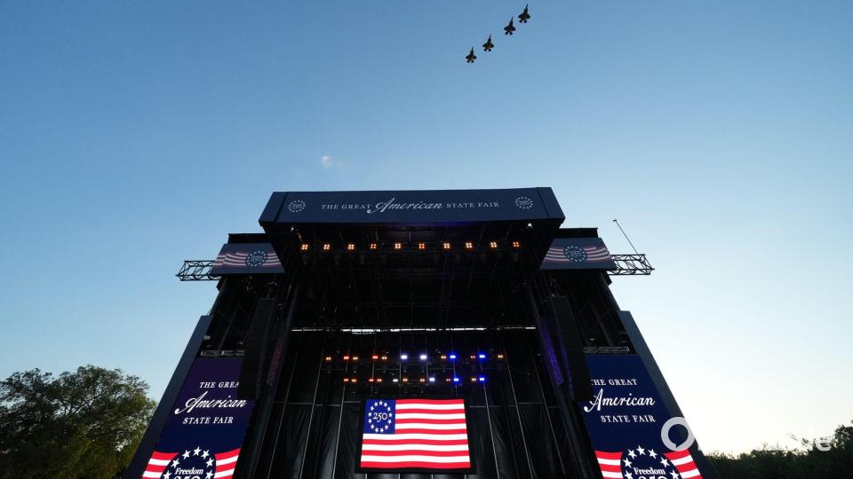 Die versammelte Menge sah in Formation fliegende Kampfjets am Himmel. Bild: Alex Brandon/AP/dpa