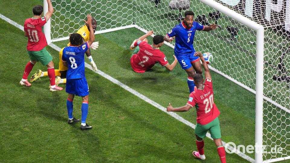 Ausgleich! Achraf Hakimi befördert den Ball über die Linie und liegt gleich mit im Tor. Bild: Jacob Kupferman/AP/dpa