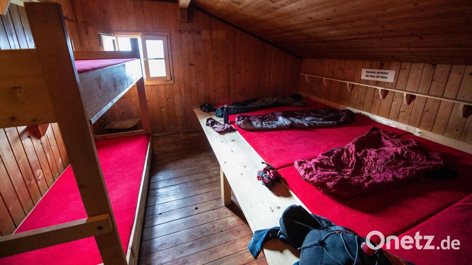 Die Schlafplätze in den Alpenvereinshütten sind begrenzt - und begehrt. (Archivbild) Bild: Matthias Balk/dpa/dpa-tmn