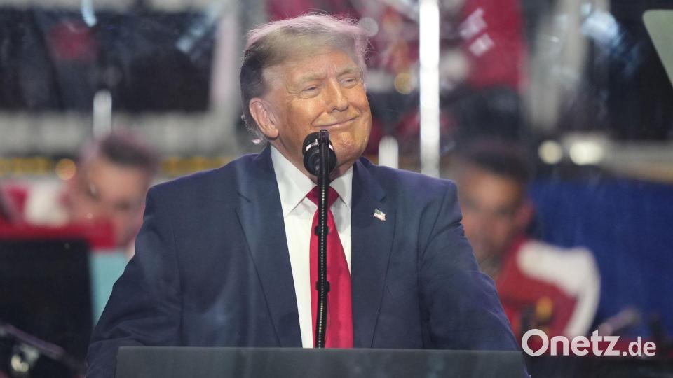 Trump lobt zum Auftakt der Feierlichkeiten vor allem seine eigene Politik. Bild: Alex Brandon/AP/dpa