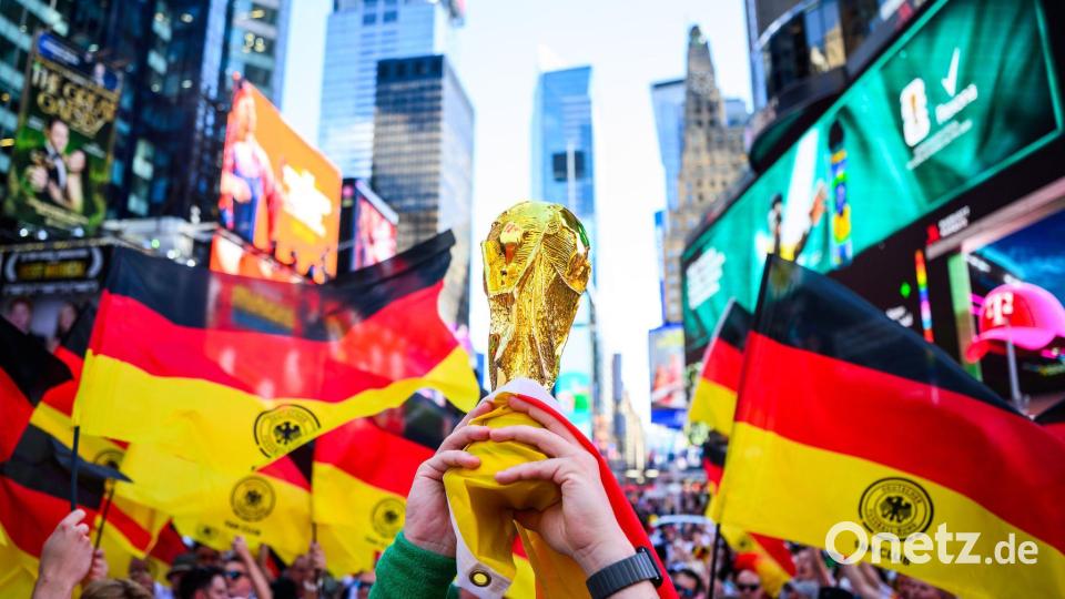 Deutsche Fans auf dem Times Square in New York am Vortag des letzten Gruppenspiels gegen Ecuador. Bild: Tom Weller/dpa