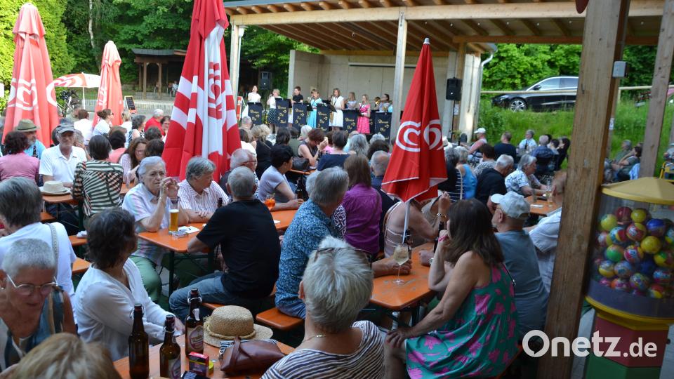Die rund 200 Zuschauer waren begeistert von der Damen-Big-Band Waidhaus. Bild: Peter Garreiss