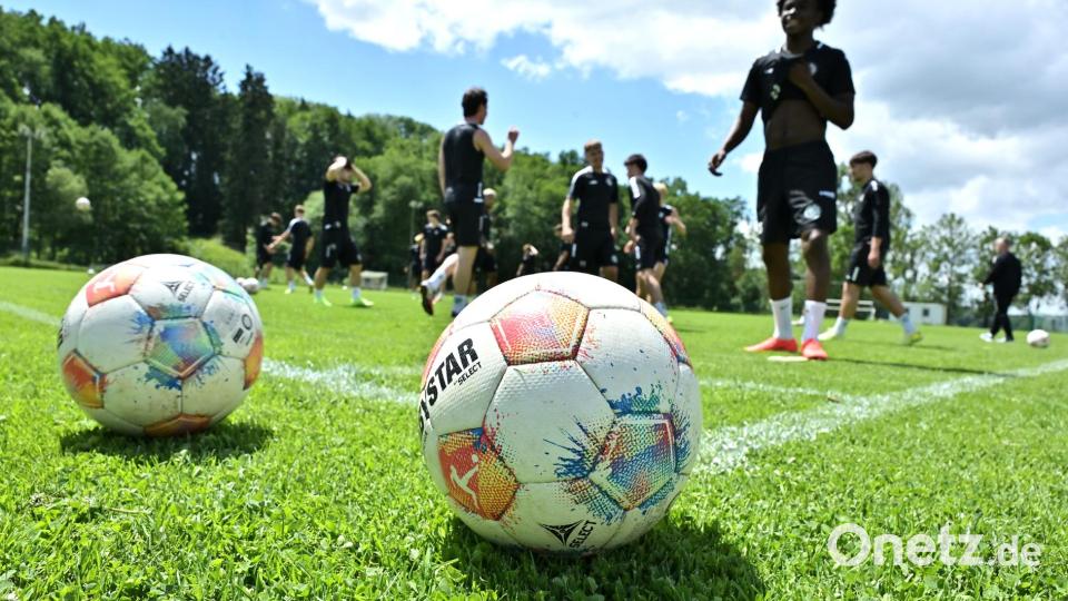 Der Ball rollt am Wochenende nicht: Die offiziellen Spiele des Bayerischen Fußballverbands sind abgesagt. Bild: Hubert Ziegler
